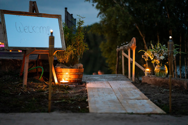 Comments and reviews of De Honneurs