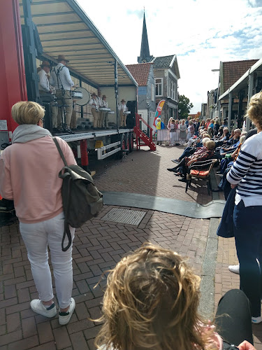 Bar-dancing Buona Sera