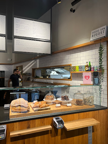 Comentarii opinii despre August