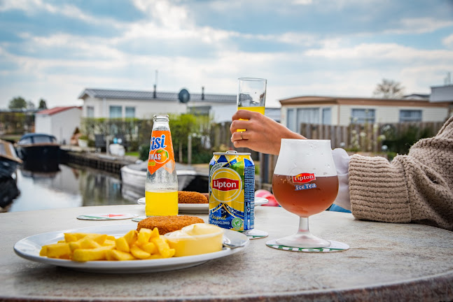 Snackbar Van de Belt / Bar & Café Bij Helmuth