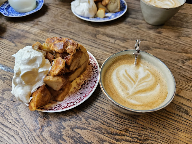 Comments and reviews of Madame Marie