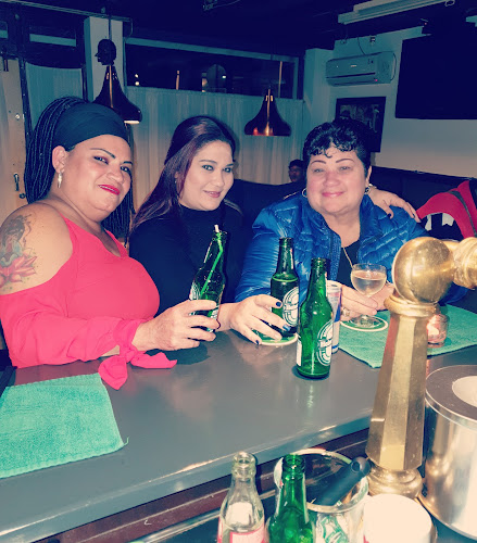 "Café de Ton" Open Times