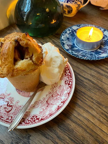 Comments and reviews of Madame Marie